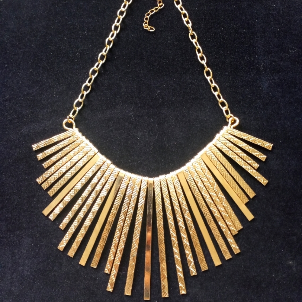 Gold tone metal fringe necklace